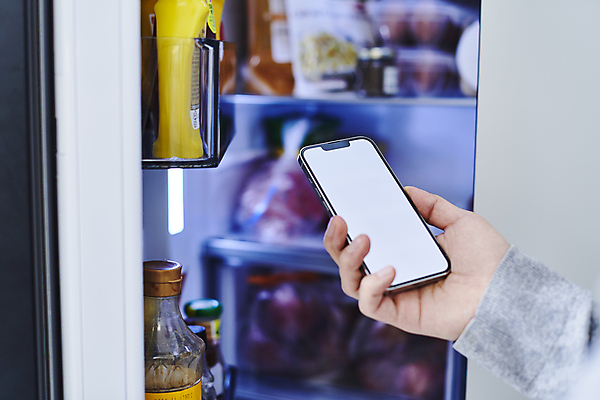 포토 JPG 손 실내 스마트라이프 들기 아웃포커스 신체부위 스마트폰 스마트기기 오픈 확인 냉장고 소스통 목업 사물인터넷 스마트홈 국내포토 라이프스타일 모션 촬영기법 통 정보기술 사람 내부 전자제품 핸드폰 가전제품 소스_음식 파일형식 AI_인공지능