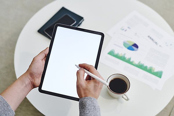 포토 JPG 손 커피 탁자 실내 스마트라이프 들기 신체부위 스마트기기 태블릿 기록 업무 커피잔 문서 재택근무 터치펜 목업 태블릿펜 국내포토 라이프스타일 음료 가구 비즈니스 모션 잔 사람 내부 전자제품 펜 작업 파일형식