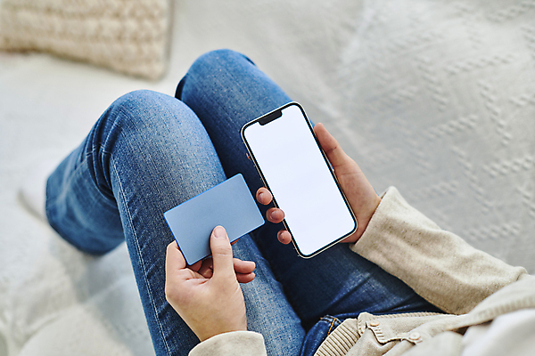 포토 JPG 여자 실내 스마트라이프 한명 들기 앉기 성인 옆모습 30대 스마트폰 스마트기기 소파 한국인 하반신 신용카드 구매 결제 온라인쇼핑 모바일쇼핑 목업 성인여자한명만 국내포토 1 라이프스타일 뷰포인트 의자 모션 사람 동양인 내부 장년 금융 전자제품 핸드폰 쇼핑 온라인 여자한명만 성인여자만 파일형식