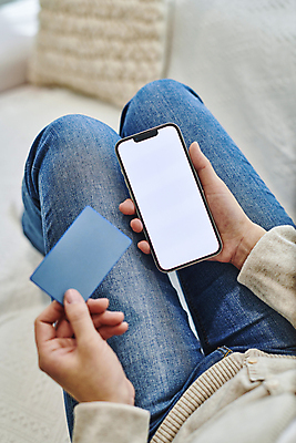 포토 JPG 여자 실내 스마트라이프 한명 들기 앉기 성인 옆모습 아웃포커스 30대 스마트폰 스마트기기 소파 한국인 하반신 신용카드 구매 결제 온라인쇼핑 모바일쇼핑 목업 성인여자한명만 국내포토 1 라이프스타일 뷰포인트 의자 모션 촬영기법 사람 동양인 내부 장년 금융 전자제품 핸드폰 쇼핑 온라인 여자한명만 성인여자만 파일형식