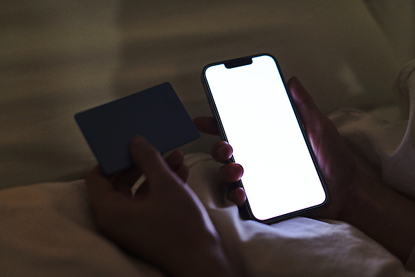 포토 JPG 손 실내 스마트라이프 들기 신체부위 빛 스마트폰 스마트기기 어둠 침대 신용카드 구매 결제 온라인쇼핑 모바일쇼핑 목업 국내포토 라이프스타일 가구 모션 사람 내부 금융 전자제품 핸드폰 쇼핑 온라인 파일형식