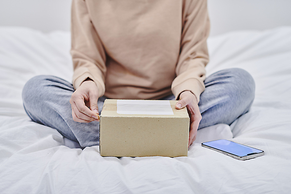 포토 JPG 여자 실내 스마트라이프 한명 앉기 상반신 성인 앞모습 30대 스마트폰 스마트기기 한국인 침대 잡기 확인 택배 택배상자 성인여자한명만 뜯기 국내포토 1 라이프스타일 뷰포인트 가구 모션 사람 동양인 내부 장년 전자제품 핸드폰 상자 운송업 여자한명만 성인여자만 파일형식