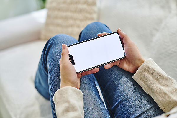 포토 JPG 손 여자 실내 스마트라이프 한명 들기 앉기 성인 옆모습 아웃포커스 30대 스마트폰 스마트기기 소파 한국인 하반신 다리 목업 성인여자한명만 국내포토 1 라이프스타일 뷰포인트 의자 모션 촬영기법 사람 동양인 내부 신체부위 장년 전자제품 핸드폰 여자한명만 성인여자만 파일형식