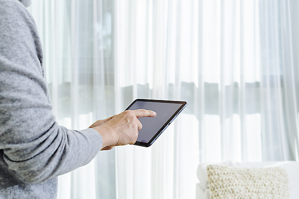 포토 JPG 남자 쿠션 거실 실내 스마트라이프 한명 들기 상반신 성인 옆모습 30대 스마트기기 태블릿 터치 한국인 커튼 컨트롤 목업 사물인터넷 성인남자한명만 스마트홈 국내포토 1 라이프스타일 뷰포인트 모션 정보기술 사람 동양인 내부 장년 전자제품 남자한명만 성인남자만 파일형식 AI_인공지능