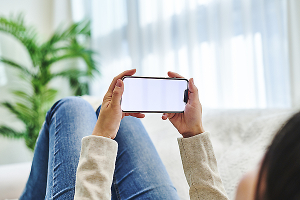 포토 1 라이프스타일 시선 뷰포인트 컨셉 의자 모션 촬영기법 사람 동양인 내부 장년 전자제품 핸드폰 스마트기기 여자한명만 성인여자만 파일형식 휴식 눕기 응시 소프트포커스 아웃포커스 하반신 스마트라이프 옆모습 한명 30대 한국인 여자 목업 소파 거실 스마트폰 실내 JPG 성인여자한명만 성인 들기 국내포토