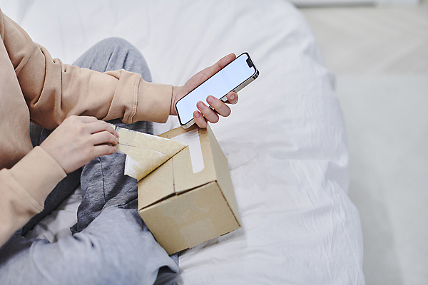 포토 JPG 여자 실내 스마트라이프 한명 들기 앉기 성인 옆모습 30대 스마트폰 스마트기기 한국인 하반신 침대 택배 택배상자 목업 성인여자한명만 뜯기 국내포토 1 라이프스타일 뷰포인트 가구 모션 사람 동양인 내부 장년 전자제품 핸드폰 상자 운송업 여자한명만 성인여자만 파일형식