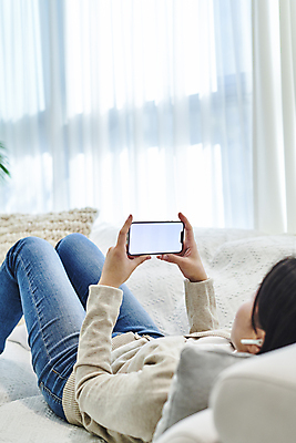 포토 JPG 전신 응시 여자 거실 휴식 실내 스마트라이프 한명 들기 성인 옆모습 30대 스마트폰 스마트기기 소파 눕기 한국인 무선이어폰 목업 성인여자한명만 국내포토 1 라이프스타일 시선 뷰포인트 이어폰 컨셉 의자 모션 사람 동양인 내부 장년 전자제품 핸드폰 여자한명만 성인여자만 파일형식