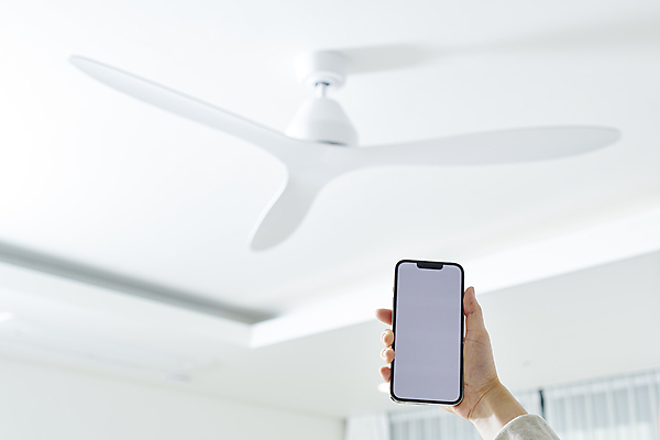 포토 JPG 손 실내 스마트라이프 들기 신체부위 스마트폰 스마트기기 선풍기 천장 컨트롤 목업 사물인터넷 스마트홈 국내포토 라이프스타일 모션 정보기술 사람 내부 전자제품 핸드폰 가전제품 파일형식 AI_인공지능