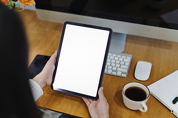 포토 JPG 손 여자 커피 실내 스마트라이프 한명 들기 상반신 성인 뒷모습 신체부위 30대 스마트기기 컴퓨터 태블릿 다이어리 한국인 키보드 업무 소프트포커스 커피잔 책상 재택근무 무선마우스 목업 성인여자한명만 국내포토 1 라이프스타일 음료 뷰포인트 가구 비즈니스 모션 잔 촬영기법 사람 동양인 내부 장년 전자제품 사무용품 마우스 작업 여자한명만 성인여자만 파일형식