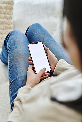 포토 JPG 전신 여자 거실 실내 스마트라이프 한명 들기 앉기 성인 뒷모습 30대 스마트폰 스마트기기 소파 터치 한국인 소프트포커스 목업 성인여자한명만 국내포토 1 라이프스타일 뷰포인트 의자 모션 촬영기법 사람 동양인 내부 장년 전자제품 핸드폰 여자한명만 성인여자만 파일형식