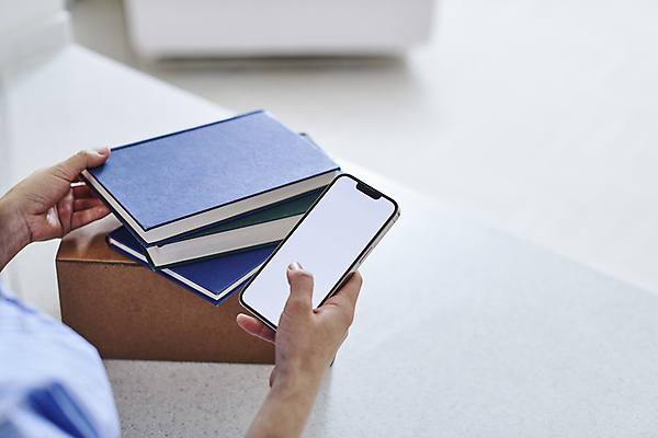 포토 JPG 손 실내 스마트라이프 들기 신체부위 책 스마트폰 스마트기기 쌓기 잡기 확인 택배 택배상자 구독 목업 구독경제 국내포토 라이프스타일 모션 사람 내부 경제 전자제품 핸드폰 상자 운송업 파일형식