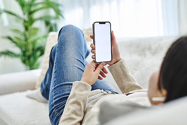 포토 JPG 전신 응시 여자 거실 휴식 실내 스마트라이프 한명 들기 성인 옆모습 아웃포커스 30대 스마트폰 스마트기기 소파 눕기 한국인 다리꼬기 소프트포커스 목업 성인여자한명만 국내포토 1 라이프스타일 시선 뷰포인트 컨셉 의자 모션 촬영기법 사람 동양인 내부 장년 전자제품 핸드폰 여자한명만 성인여자만 파일형식