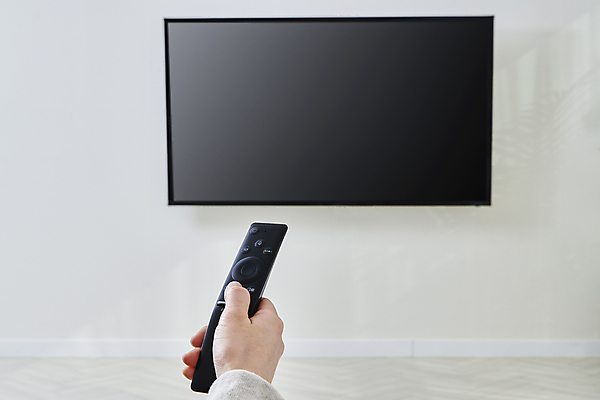 포토 JPG 손 거실 실내 스마트라이프 들기 신체부위 텔레비전 리모컨 티비시청 목업 국내포토 라이프스타일 모션 사람 내부 전자제품 시청_보고들음 파일형식