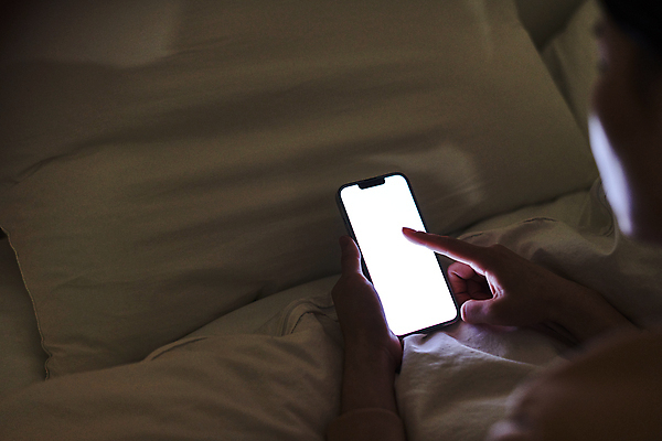 포토 JPG 손 여자 베개 실내 스마트라이프 한명 들기 상반신 성인 옆모습 신체부위 30대 빛 스마트폰 스마트기기 어둠 터치 침대 소프트포커스 목업 성인여자한명만 국내포토 1 라이프스타일 뷰포인트 가구 침구 모션 촬영기법 사람 내부 장년 전자제품 핸드폰 여자한명만 성인여자만 파일형식