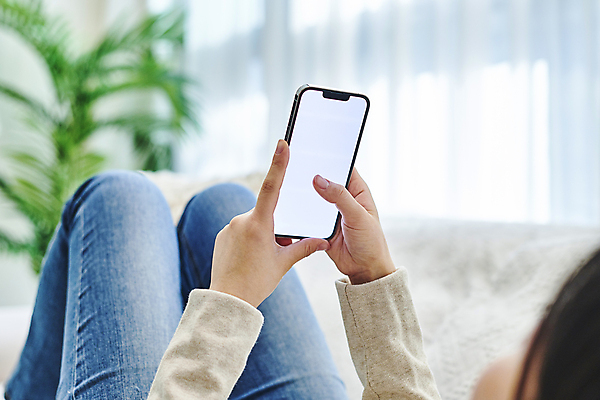 포토 JPG 여자 거실 휴식 실내 스마트라이프 한명 들기 성인 옆모습 아웃포커스 30대 스마트폰 스마트기기 소파 눕기 터치 한국인 하반신 소프트포커스 목업 성인여자한명만 국내포토 1 라이프스타일 뷰포인트 컨셉 의자 모션 촬영기법 사람 동양인 내부 장년 전자제품 핸드폰 여자한명만 성인여자만 파일형식