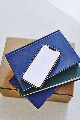 포토 JPG 실내 스마트라이프 사람없음 책 스마트폰 스마트기기 쌓기 택배 택배상자 구독 목업 구독경제 국내포토 라이프스타일 모션 내부 경제 전자제품 핸드폰 상자 운송업 파일형식