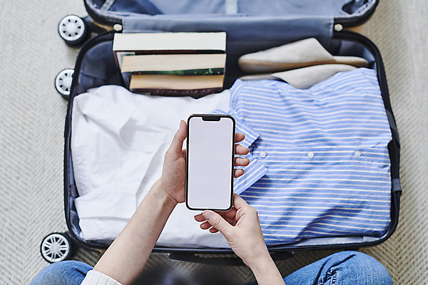 포토 JPG 손 옷 여행 실내 실내화 스마트라이프 들기 신체부위 책 스마트폰 스마트기기 하이앵글 캐리어 오픈 확인 준비 짐싸기 목업 국내포토 라이프스타일 뷰포인트 신발 모션 사람 내부 전자제품 핸드폰 여행가방 파일형식