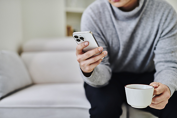 포토 JPG 남자 커피 휴식 실내 스마트라이프 한명 들기 앉기 상반신 성인 앞모습 아웃포커스 30대 스마트폰 스마트기기 소파 한국인 커피잔 성인남자한명만 국내포토 1 라이프스타일 음료 뷰포인트 컨셉 의자 모션 잔 촬영기법 사람 동양인 내부 장년 전자제품 핸드폰 남자한명만 성인남자만 파일형식