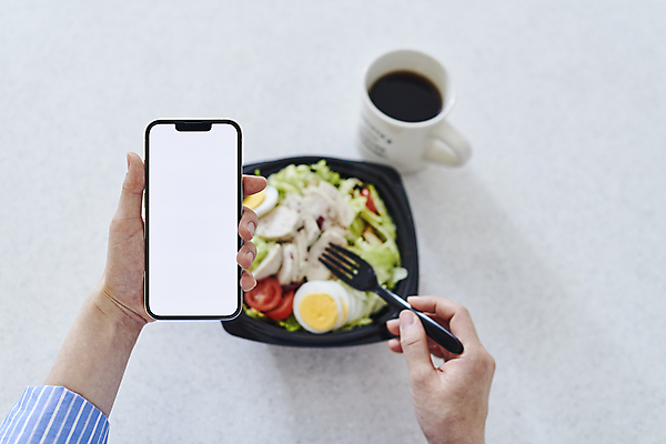 포토 JPG 손 커피 포크 다이어트 방울토마토 실내 스마트라이프 들기 신체부위 스마트폰 스마트기기 하이앵글 식사 샐러드 머그컵 플라스틱 삶은계란 저칼로리식단 목업 식단관리 국내포토 라이프스타일 식기 음료 음식 뷰포인트 토마토 모션 재질 건강 사람 내부 컵 전자제품 핸드폰 계란 계란요리 식단 저칼로리 파일형식