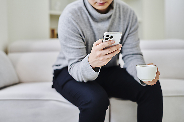 포토 1 라이프스타일 시선 커피 음료 뷰포인트 컨셉 의자 모션 잔 촬영기법 사람 동양인 내부 장년 전자제품 핸드폰 스마트기기 남자한명만 성인남자만 파일형식 앉기 아웃포커스 응시 휴식 커피잔 들기 상반신 옆모습 스마트라이프 앞모습 한명 30대 한국인 남자 소파 스마트폰 실내 JPG 성인남자한명만 성인 국내포토