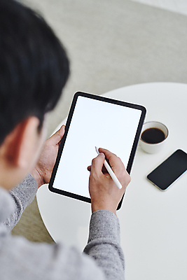 포토 JPG 남자 커피 탁자 실내 스마트라이프 한명 들기 상반신 성인 뒷모습 30대 스마트폰 스마트기기 태블릿 한국인 기록 업무 소프트포커스 커피잔 재택근무 터치펜 목업 성인남자한명만 태블릿펜 국내포토 1 라이프스타일 음료 뷰포인트 가구 비즈니스 모션 잔 촬영기법 사람 동양인 내부 장년 전자제품 핸드폰 펜 작업 남자한명만 성인남자만 파일형식