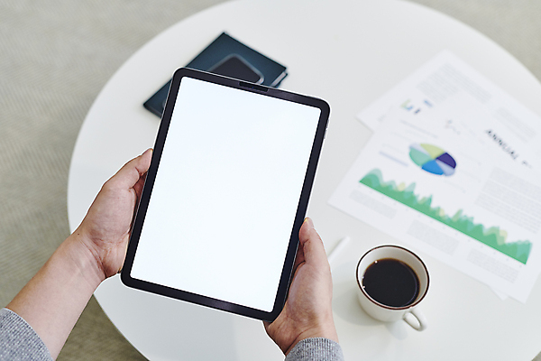 포토 JPG 손 커피 탁자 실내 스마트라이프 들기 신체부위 스마트기기 태블릿 업무 커피잔 문서 재택근무 목업 국내포토 라이프스타일 음료 가구 비즈니스 모션 잔 사람 내부 전자제품 작업 파일형식