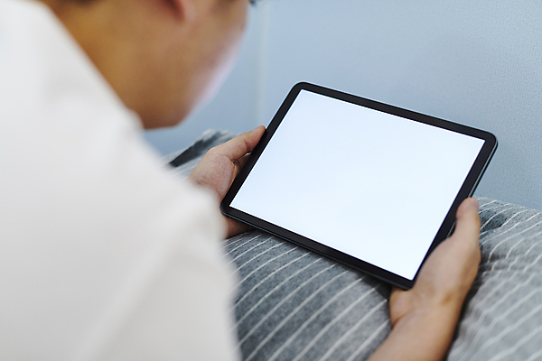 포토 JPG 응시 남자 엎드리기 베개 실내 스마트라이프 한명 들기 상반신 성인 뒷모습 30대 스마트기기 태블릿 한국인 소프트포커스 목업 성인남자한명만 국내포토 1 라이프스타일 시선 뷰포인트 침구 모션 촬영기법 사람 동양인 내부 장년 전자제품 남자한명만 성인남자만 파일형식