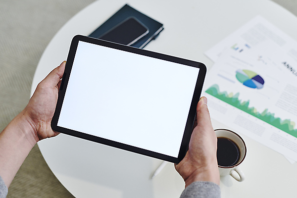 포토 JPG 손 커피 탁자 실내 스마트라이프 들기 신체부위 스마트기기 태블릿 업무 커피잔 문서 재택근무 목업 국내포토 라이프스타일 음료 가구 비즈니스 모션 잔 사람 내부 전자제품 작업 파일형식