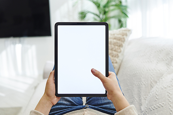 포토 JPG 손 여자 거실 실내 스마트라이프 한명 들기 성인 아웃포커스 30대 스마트기기 소파 태블릿 터치 한국인 하반신 다리 목업 성인여자한명만 국내포토 1 라이프스타일 의자 모션 촬영기법 사람 동양인 내부 신체부위 장년 전자제품 여자한명만 성인여자만 파일형식