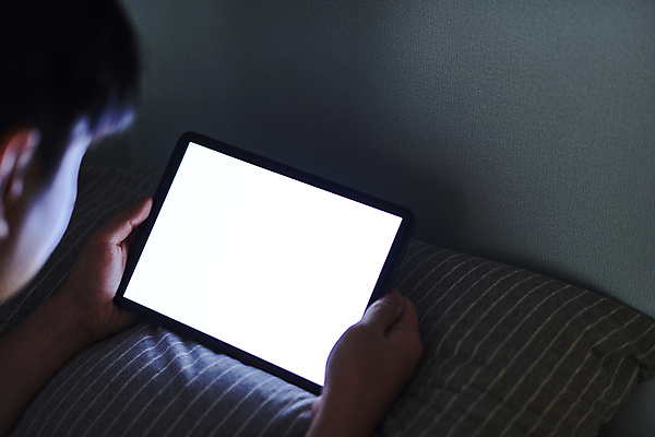 포토 JPG 손 응시 남자 엎드리기 실내 스마트라이프 한명 들기 상반신 성인 뒷모습 30대 빛 스마트기기 태블릿 머리 어둠 한국인 소프트포커스 목업 성인남자한명만 국내포토 1 라이프스타일 시선 뷰포인트 모션 촬영기법 사람 동양인 내부 신체부위 장년 전자제품 남자한명만 성인남자만 파일형식