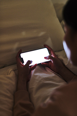 포토 JPG 응시 여자 엎드리기 베개 실내 스마트라이프 한명 들기 상반신 성인 뒷모습 30대 빛 스마트폰 스마트기기 어둠 한국인 침대 소프트포커스 목업 성인여자한명만 국내포토 1 라이프스타일 시선 뷰포인트 가구 침구 모션 촬영기법 사람 동양인 내부 장년 전자제품 핸드폰 여자한명만 성인여자만 파일형식