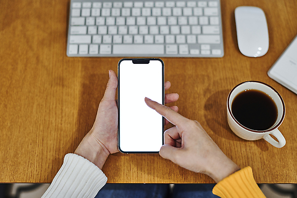 포토 JPG 손 커피 실내 스마트라이프 들기 신체부위 스마트폰 스마트기기 하이앵글 터치 키보드 업무 커피잔 책상 재택근무 무선마우스 목업 국내포토 라이프스타일 음료 뷰포인트 가구 비즈니스 모션 잔 사람 내부 전자제품 핸드폰 마우스 작업 파일형식