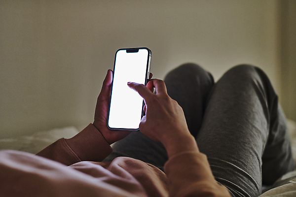 포토 JPG 여자 휴식 실내 스마트라이프 한명 들기 상반신 성인 옆모습 30대 스마트폰 스마트기기 눕기 터치 한국인 침대 목업 성인여자한명만 국내포토 1 라이프스타일 뷰포인트 가구 컨셉 모션 사람 동양인 내부 장년 전자제품 핸드폰 여자한명만 성인여자만 파일형식