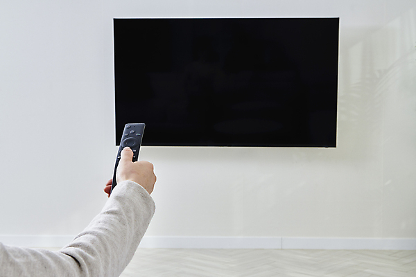 포토 JPG 손 거실 실내 스마트라이프 들기 신체부위 텔레비전 리모컨 티비시청 목업 국내포토 라이프스타일 모션 사람 내부 전자제품 시청 파일형식 시청하다