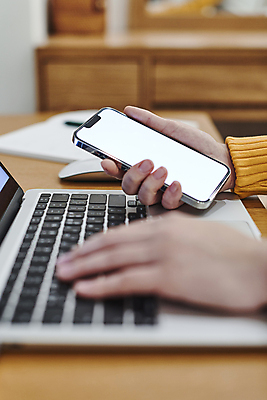 포토 JPG 손 실내 스마트라이프 들기 아웃포커스 신체부위 노트북 스마트폰 스마트기기 타이핑 업무 소프트포커스 책상 재택근무 목업 국내포토 라이프스타일 가구 비즈니스 모션 촬영기법 사람 내부 전자제품 핸드폰 작업 파일형식