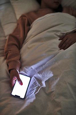 포토 JPG 여자 실내 스마트라이프 한명 상반신 성인 앞모습 30대 빛 스마트폰 스마트기기 눕기 어둠 이불 한국인 침대 잡기 잠 목업 성인여자한명만 국내포토 1 라이프스타일 뷰포인트 가구 침구 모션 사람 동양인 내부 장년 전자제품 핸드폰 여자한명만 성인여자만 파일형식