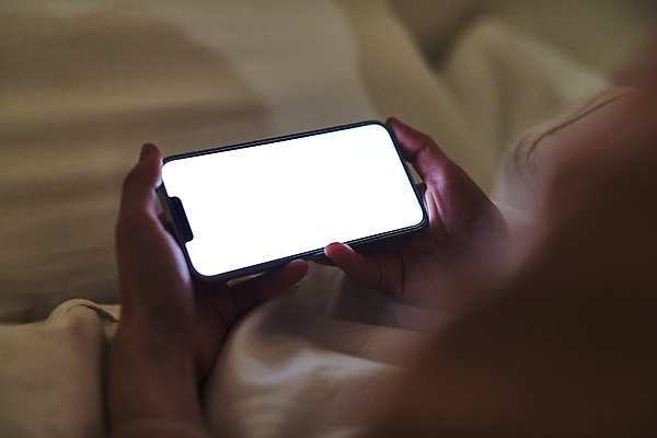 포토 JPG 손 여자 실내 스마트라이프 한명 들기 상반신 성인 옆모습 신체부위 30대 빛 스마트폰 스마트기기 어둠 한국인 침대 소프트포커스 목업 성인여자한명만 국내포토 1 라이프스타일 뷰포인트 가구 모션 촬영기법 사람 동양인 내부 장년 전자제품 핸드폰 여자한명만 성인여자만 파일형식