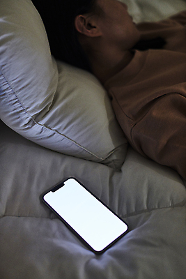 포토 JPG 여자 베개 실내 스마트라이프 한명 상반신 성인 옆모습 30대 빛 스마트폰 스마트기기 눕기 어둠 한국인 침대 잠 목업 성인여자한명만 국내포토 1 라이프스타일 뷰포인트 가구 침구 모션 사람 동양인 내부 장년 전자제품 핸드폰 여자한명만 성인여자만 파일형식