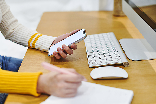 포토 JPG 손 실내 스마트라이프 들기 신체부위 스마트폰 스마트기기 컴퓨터 볼펜 다이어리 키보드 기록 업무 책상 재택근무 무선마우스 목업 국내포토 라이프스타일 가구 비즈니스 모션 사람 내부 전자제품 핸드폰 펜 사무용품 마우스 작업 파일형식