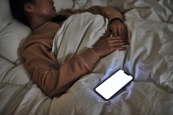 포토 JPG 여자 베개 실내 스마트라이프 한명 상반신 성인 옆모습 30대 빛 스마트폰 스마트기기 눕기 어둠 이불 한국인 침대 잠 손모으기 목업 성인여자한명만 국내포토 1 라이프스타일 뷰포인트 가구 침구 모션 사람 동양인 손짓 내부 장년 전자제품 핸드폰 여자한명만 성인여자만 파일형식