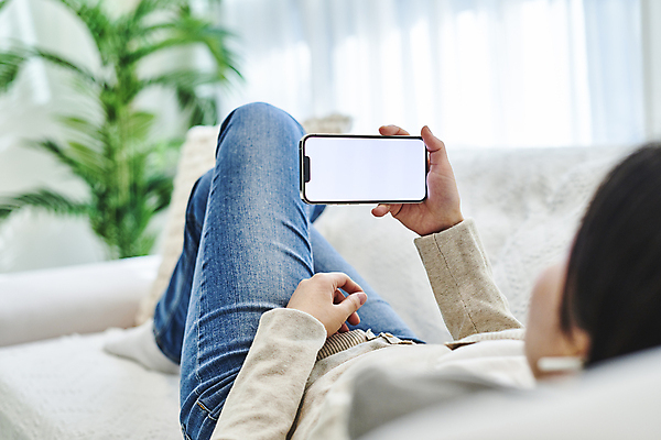 포토 JPG 전신 여자 거실 휴식 실내 스마트라이프 한명 들기 성인 옆모습 아웃포커스 30대 스마트폰 스마트기기 소파 눕기 한국인 다리꼬기 소프트포커스 목업 성인여자한명만 국내포토 1 라이프스타일 뷰포인트 컨셉 의자 모션 촬영기법 사람 동양인 내부 장년 전자제품 핸드폰 여자한명만 성인여자만 파일형식