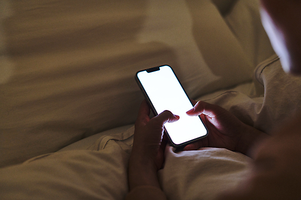 포토 JPG 손 여자 베개 실내 스마트라이프 한명 들기 성인 옆모습 신체부위 30대 빛 스마트폰 스마트기기 어둠 이불 터치 한국인 침대 소프트포커스 목업 성인여자한명만 국내포토 1 라이프스타일 뷰포인트 가구 침구 모션 촬영기법 사람 동양인 내부 장년 전자제품 핸드폰 여자한명만 성인여자만 파일형식