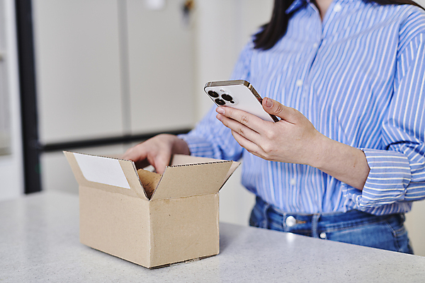 포토 JPG 여자 실내 스마트라이프 한명 들기 상반신 성인 옆모습 30대 스마트폰 스마트기기 한국인 오픈 확인 택배 택배상자 성인여자한명만 국내포토 1 라이프스타일 뷰포인트 모션 사람 동양인 내부 장년 전자제품 핸드폰 상자 운송업 여자한명만 성인여자만 파일형식