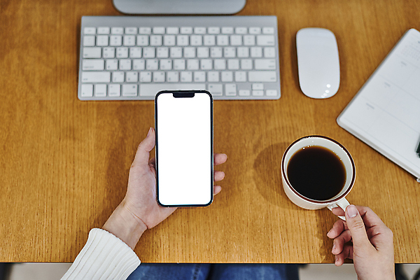 포토 JPG 손 커피 실내 스마트라이프 들기 신체부위 스마트폰 스마트기기 하이앵글 다이어리 키보드 잡기 커피잔 책상 재택근무 무선마우스 목업 국내포토 라이프스타일 음료 뷰포인트 가구 비즈니스 모션 잔 사람 내부 전자제품 핸드폰 사무용품 마우스 파일형식