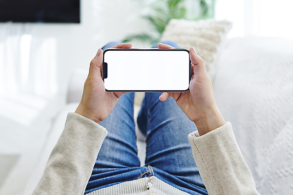 포토 JPG 손 여자 실내 스마트라이프 한명 들기 성인 앞모습 아웃포커스 30대 스마트폰 스마트기기 소파 눕기 한국인 하반신 다리 목업 성인여자한명만 국내포토 1 라이프스타일 뷰포인트 의자 모션 촬영기법 사람 동양인 내부 신체부위 장년 전자제품 핸드폰 여자한명만 성인여자만 파일형식