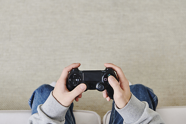 포토 JPG 손 남자 실내 스마트라이프 한명 들기 앉기 성인 뒷모습 신체부위 30대 스마트기기 소파 하이앵글 한국인 하반신 게임 다리 게임콘트롤러 성인남자한명만 국내포토 1 라이프스타일 뷰포인트 의자 모션 놀이 사람 동양인 내부 장년 전자제품 게임기 남자한명만 성인남자만 파일형식