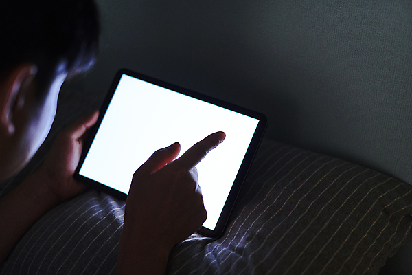 포토 JPG 손 응시 남자 엎드리기 실내 스마트라이프 한명 들기 상반신 성인 뒷모습 30대 빛 스마트기기 태블릿 머리 어둠 터치 한국인 소프트포커스 목업 성인남자한명만 국내포토 1 라이프스타일 시선 뷰포인트 모션 촬영기법 사람 동양인 내부 신체부위 장년 전자제품 남자한명만 성인남자만 파일형식