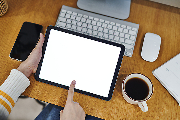 포토 JPG 손 커피 실내 스마트라이프 들기 신체부위 스마트폰 스마트기기 태블릿 다이어리 터치 키보드 업무 커피잔 재택근무 무선마우스 목업 국내포토 라이프스타일 음료 비즈니스 모션 잔 사람 내부 전자제품 핸드폰 사무용품 마우스 작업 파일형식