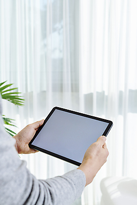 포토 JPG 손 실내 스마트라이프 들기 신체부위 스마트기기 태블릿 커튼 컨트롤 목업 스마트홈 국내포토 라이프스타일 모션 사람 내부 전자제품 파일형식 AI_인공지능