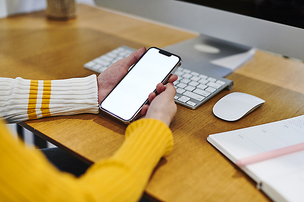 포토 JPG 손 실내 스마트라이프 들기 아웃포커스 신체부위 스마트폰 스마트기기 볼펜 다이어리 키보드 소프트포커스 책상 재택근무 무선마우스 목업 국내포토 라이프스타일 가구 비즈니스 모션 촬영기법 사람 내부 전자제품 핸드폰 펜 사무용품 마우스 파일형식